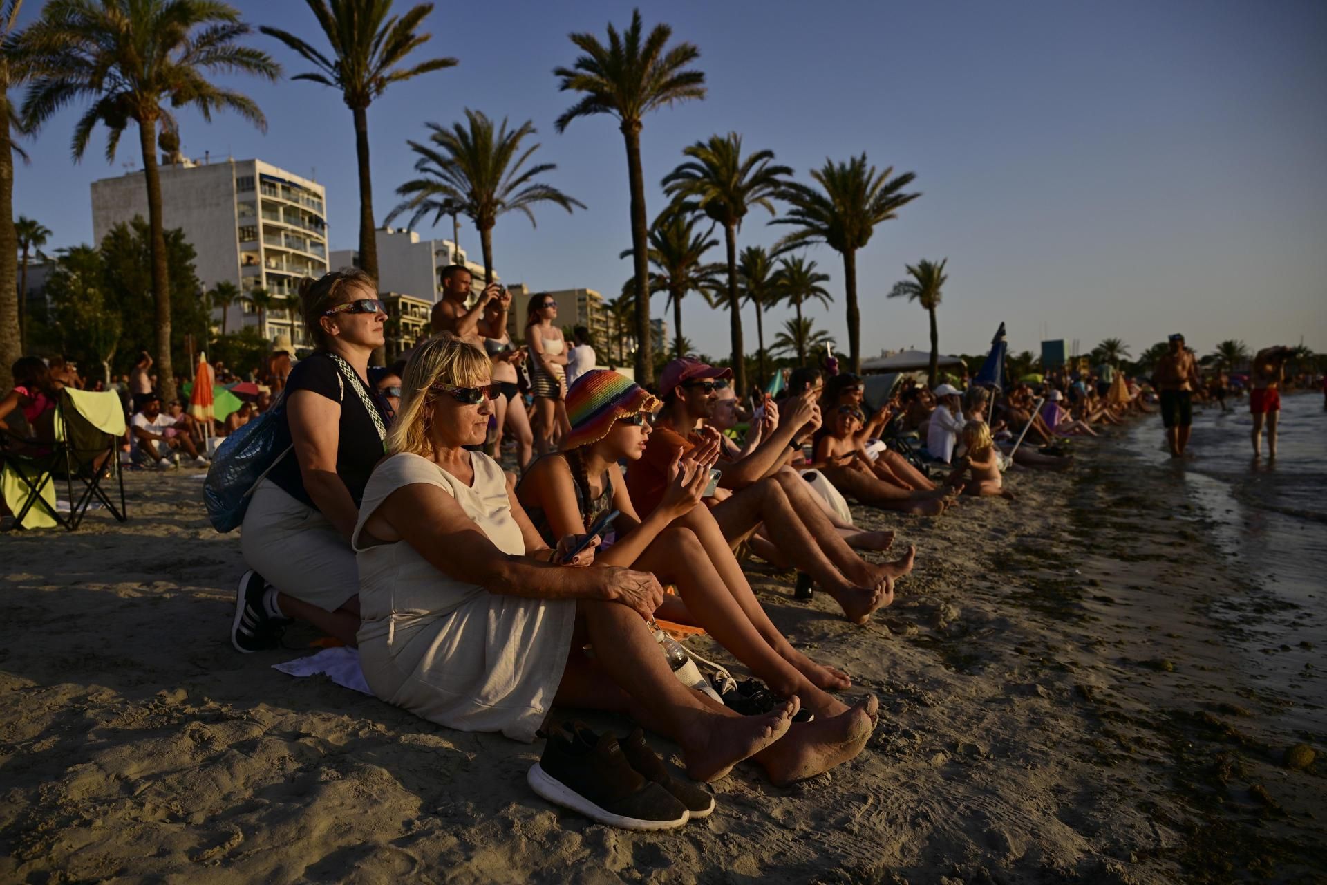 Expectación en s'Arenal, en la bahía de Palma, ante el eclipse