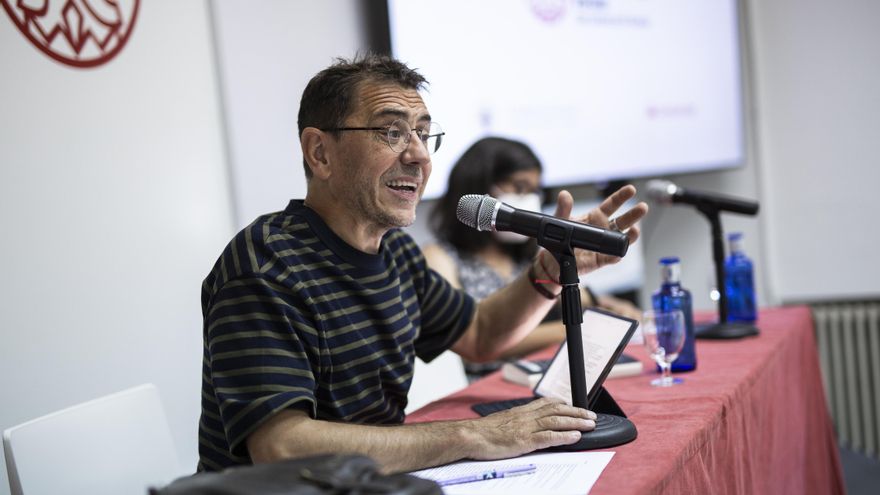 La responsable de Estudios de Género de Podemos, Alba González (d), y el director de la Fundación Instituto 25M Democracia, Juan Carlos Monedero (i), participan en una mesa de debate, a 21 de julio de 2021, en San Lorenzo de El Escorial, Madrid (España).