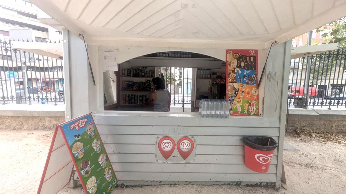 Giselle revisa el inventario horas después de abrir su quiosco en el Retiro, Madrid