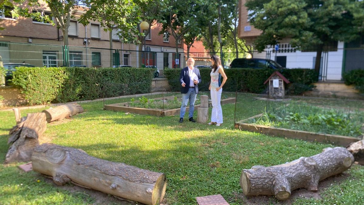 Belén Sánchez-Moncayo muestra el huerto escolar al concejal Jesús López