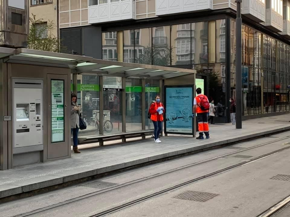 Voluntarios de la Cruz Roja, frente al Parlamento Vasco