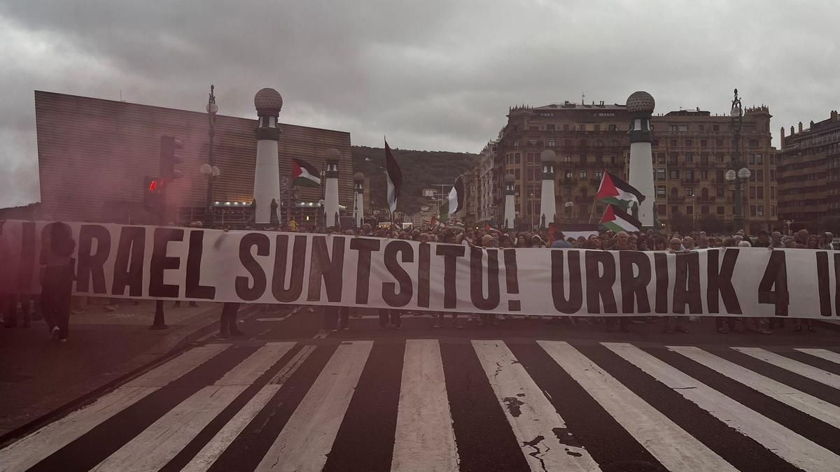 Cortan el puente de la Zurriola en una protesta a favor de Palestina durante el Festival de Cine de San Sebastián