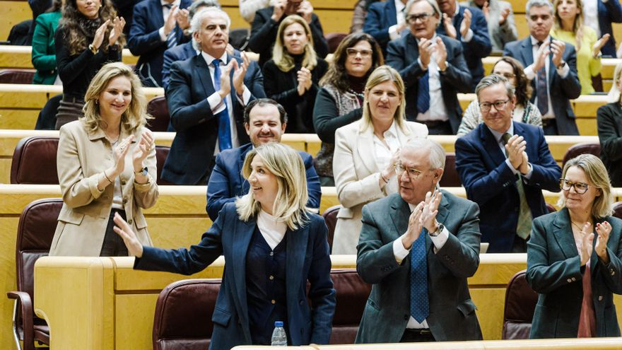 Archivo - Los senadores populares aplauden a la portavoz del PP en el Senado, Alicia García, durante una sesión plenaria extraordinaria, en el Senado, a 28 de enero de 2025, en Madrid (España).