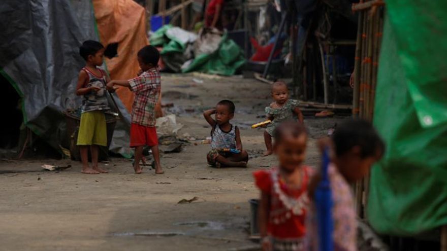 Miembros de la etnia rohinyá en un campo de refugiados temporal en Kyauk Taw en el estado de Rakáin (Birmania).