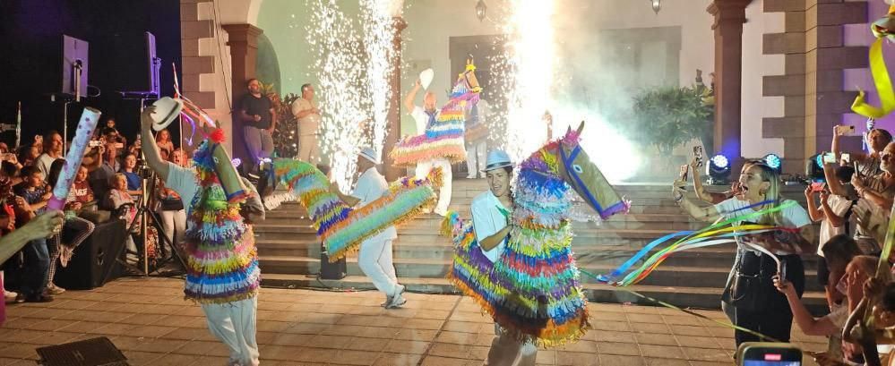 Gabriela, la primera mujer que baila los Caballos Fufos de Tazacorte. Foto: LOLI GASPAR