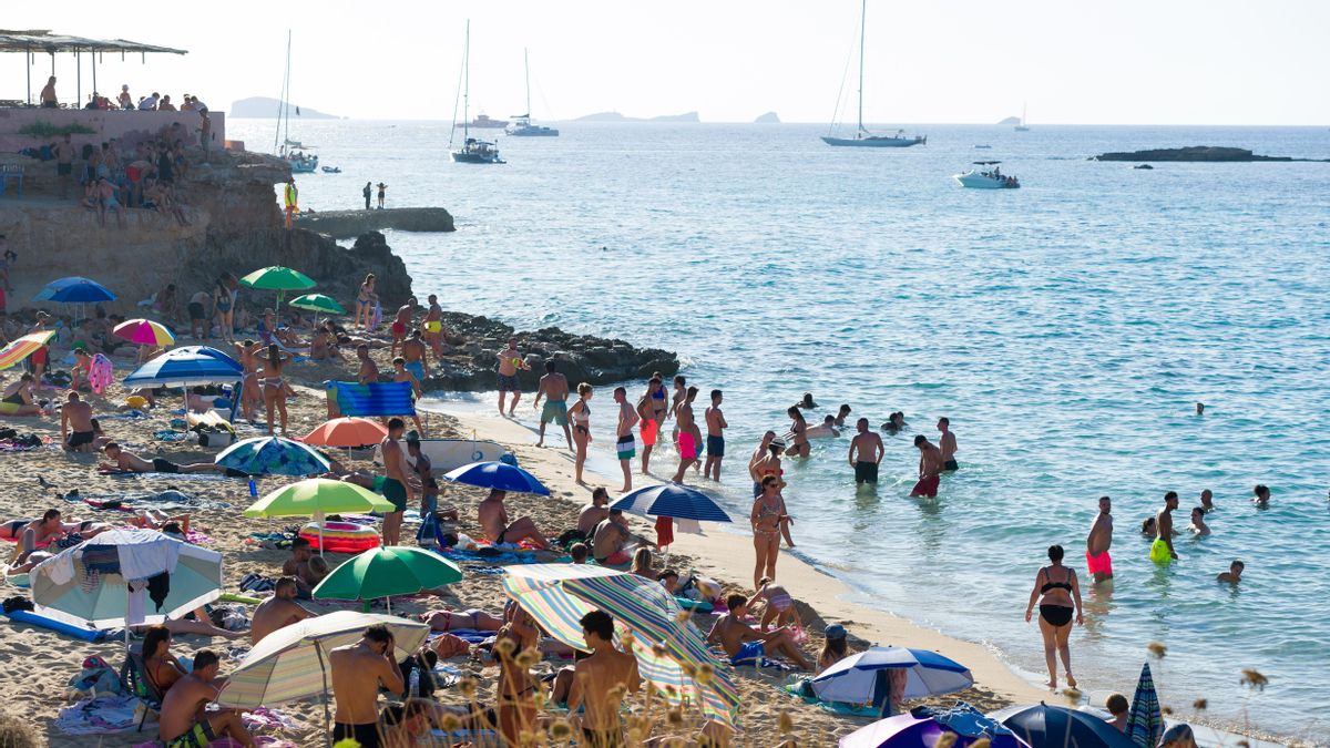 Bañistas disfrutan en la playa de Eivissa.