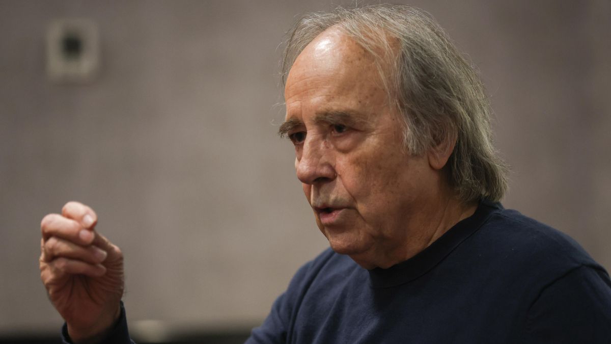 El cantante y compositor español Joan Manuel Serrat habla durante una entrevista este lunes, en la Ciudad de Guatemala (Guatemala).