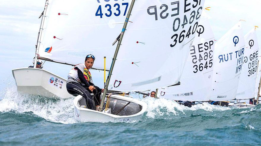 Canarias navega hacia el futuro de la vela con Marta Mansito a los mandos