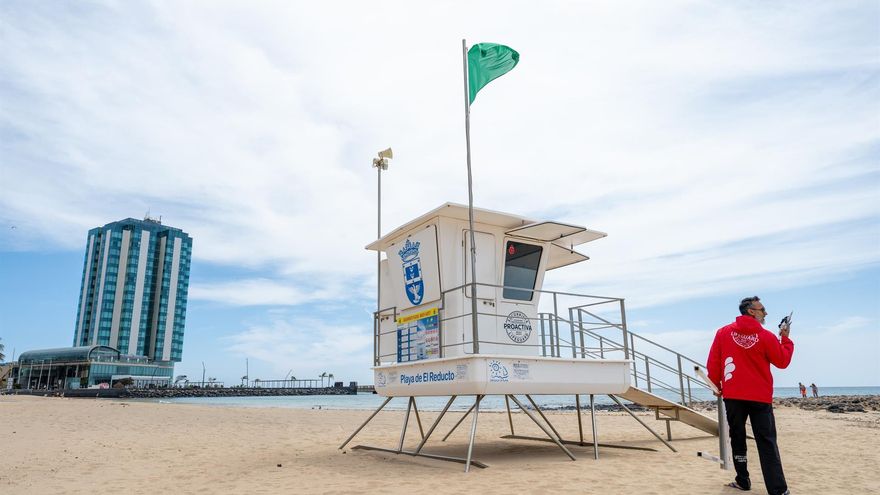 Rescatados ilesos dos niños en un bote inflable que fue arrastrado mar adentro por el viento en Arrecife