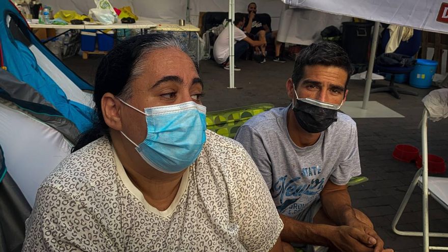 Lorena y Airam en la acampada contra los desahucios en Santa Cruz de Tenerife