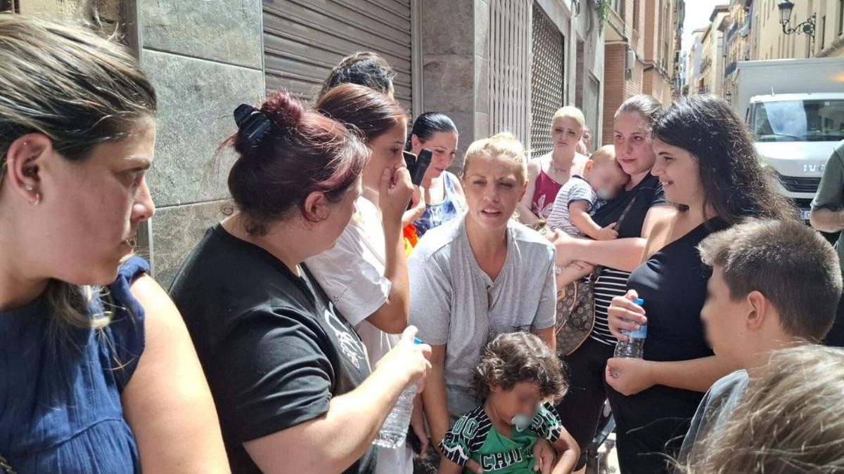 Libertad (en el centro) y Samanta (a la derecha de la imagen), las dos madres que han logrado salvar sus viviendas, este lunes tras frenar ambos desalojos.