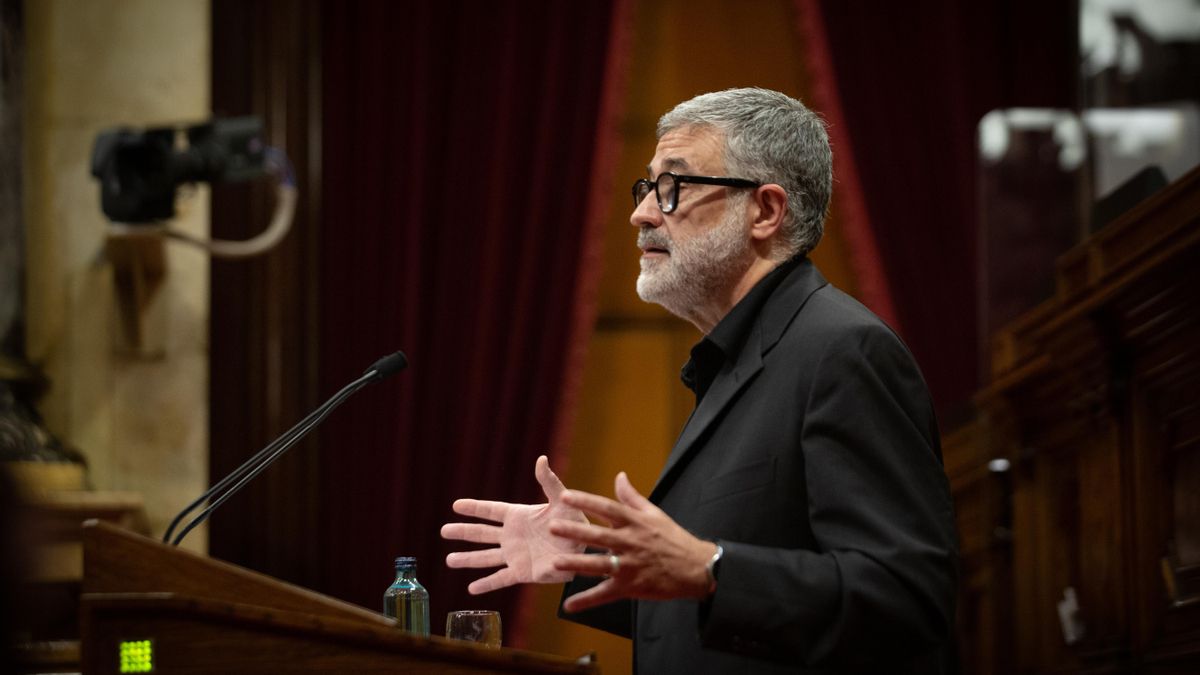 Archivo - El diputado de la CUP en el Parlament, Carles Riera, en el pleno del Parlament.