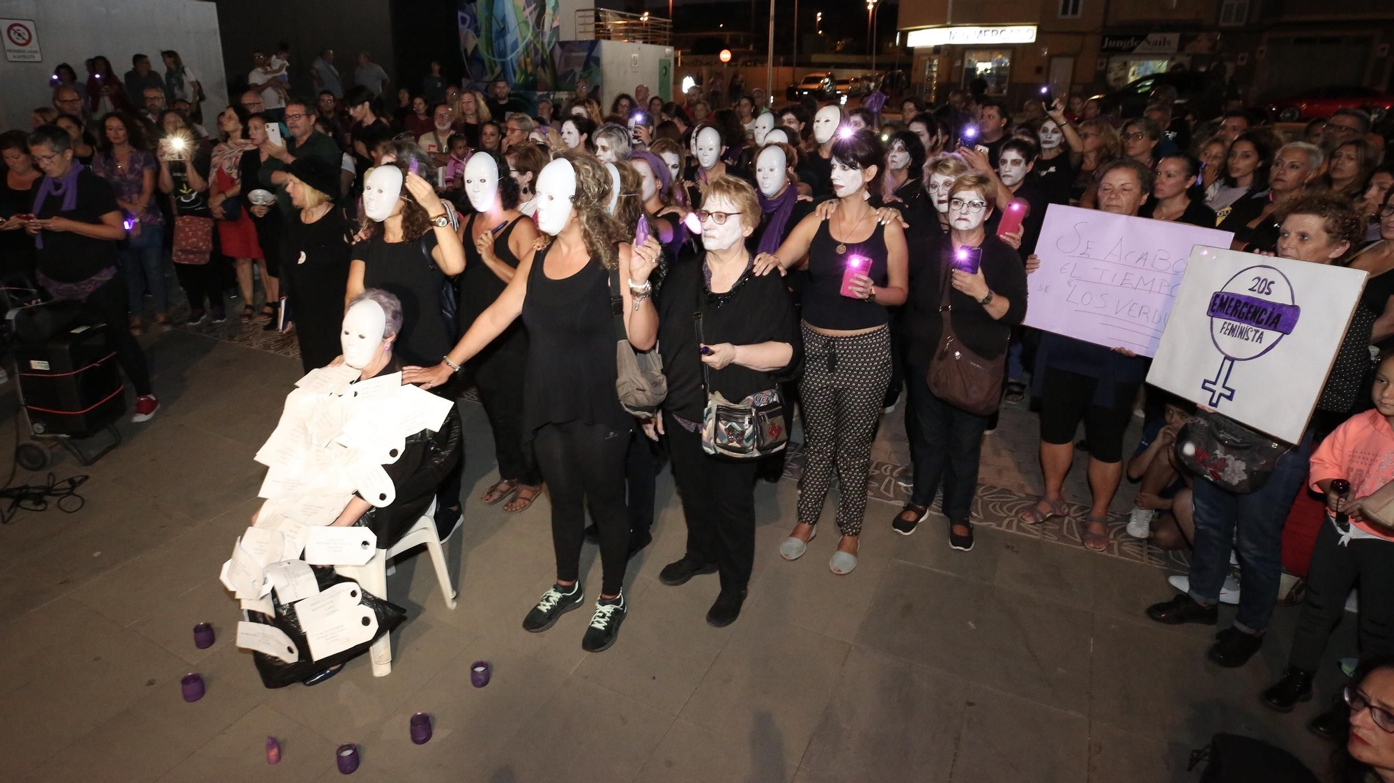 Concentración en Vecindario por la 'Noche Violeta'.