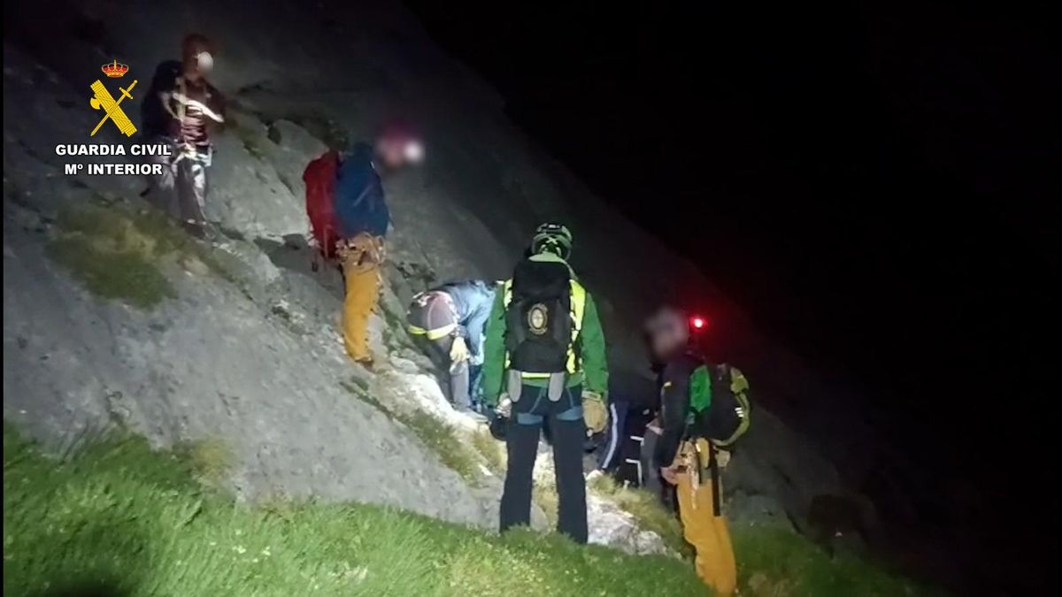 La Guardia Civil rescata de madrugada a cuatro escaladores atrapados en una pared de Villamanín