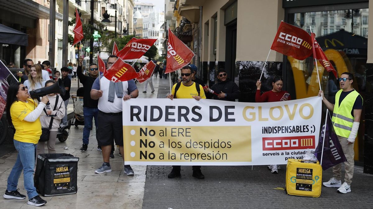 Una concentración en València rechaza los despidos anunciados por Glovo