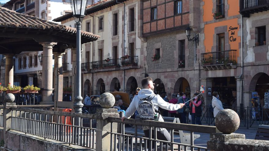 Cantabristas alerta de la "masificación turística" y acusa al Gobierno de Cantabria de seguir en el "cuanto más mejor"