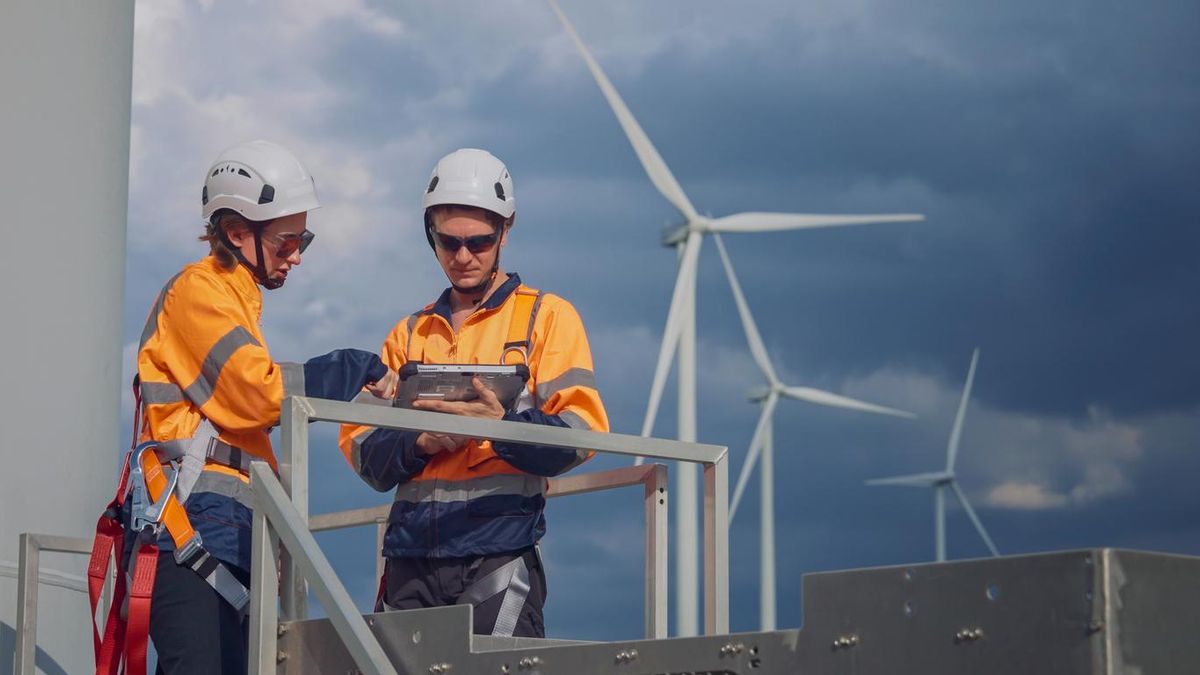 Dos empleados de una planta eólica