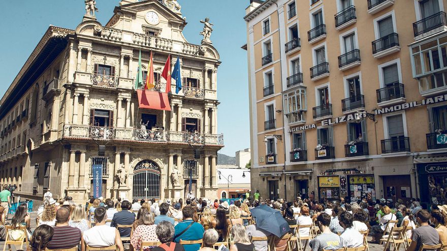 Inés Bacán y Antonio Moya en el balcón del Ayuntamiento de Pamplona