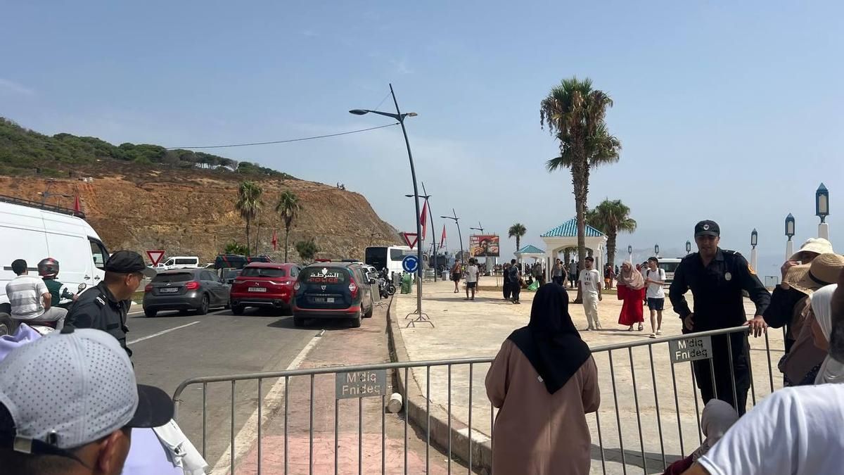 Una mujer espera noticias de su hijo este sábado, en Castillejos, tras el regreso de decenas de miles de migrantes que cruzaron la frontera con Ceuta.