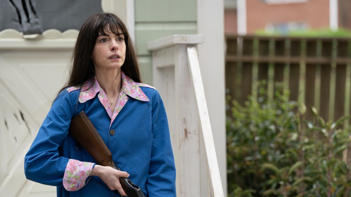 Anne Hathaway como Denise Platt en 'El final de Oak Street' (Warner Bros. Pictures)