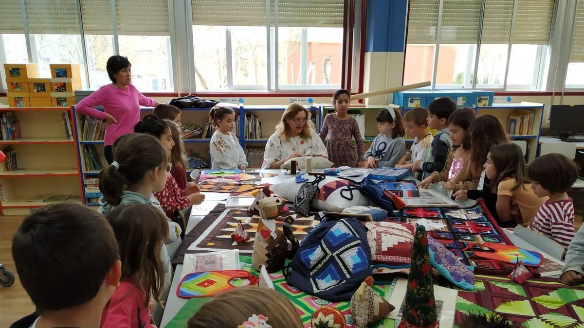Fuensanta Grandes imparte un taller de almazuelas en un colegio de Logroño