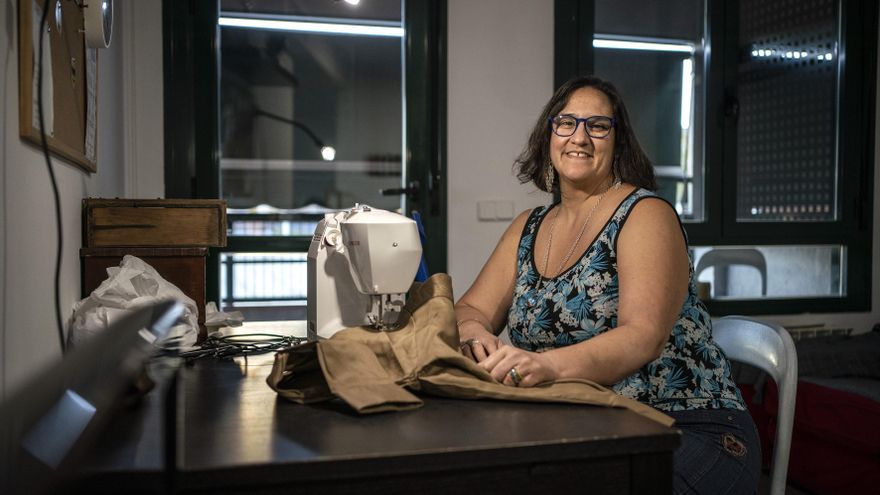 Patricia con su máquina de coser