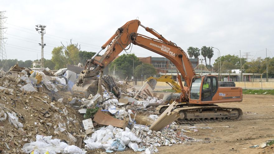 Paiporta inicia la limpieza del último solar de depósito con más de 80.000 toneladas de residuos de la dana
