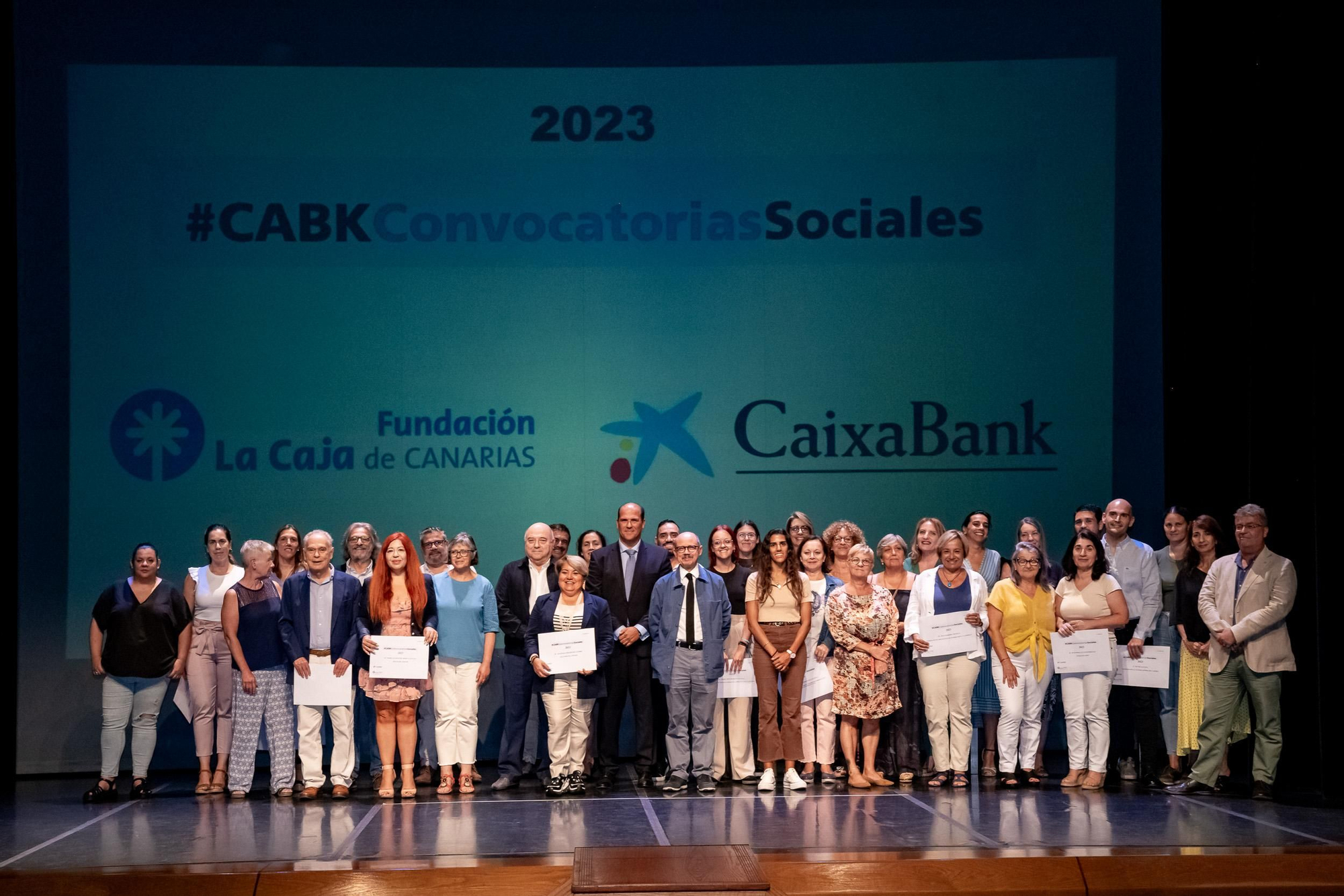 Foto de familia de la convocatoria de  Acción Social 2023 de CaixaBank.