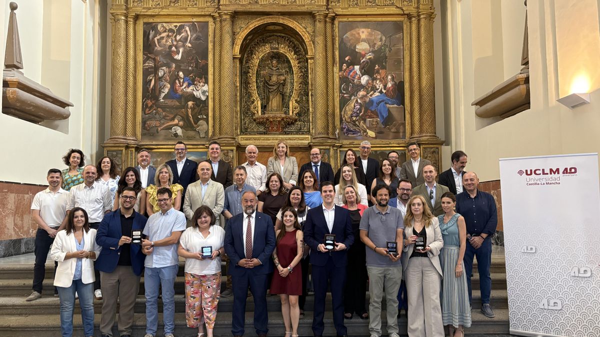 La UCLM reconoce el papel "clave" de los y las profesionales de la comunicación en la historia de la universidad