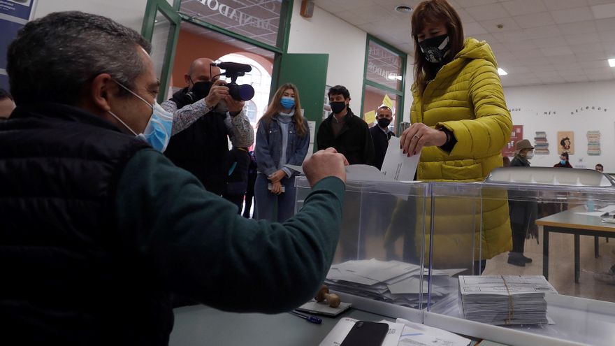 La candidata de JxCat a la presidencia de la Generalitat, Laura Borràs acude a votar en la escuela universitaria Salesiana del barrio de Sarrià