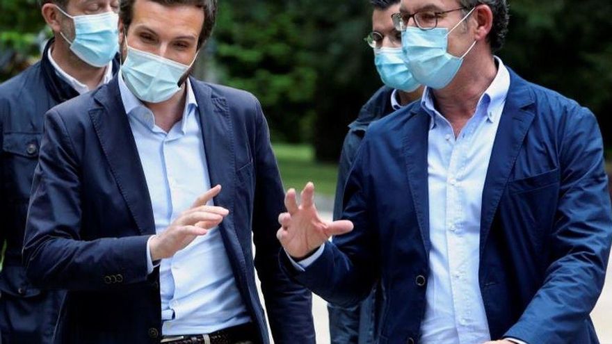 El presidente del PP, Pablo Casado (izquierda), y el de la Xunta de Galicia, Alberto Núñez Feijóo