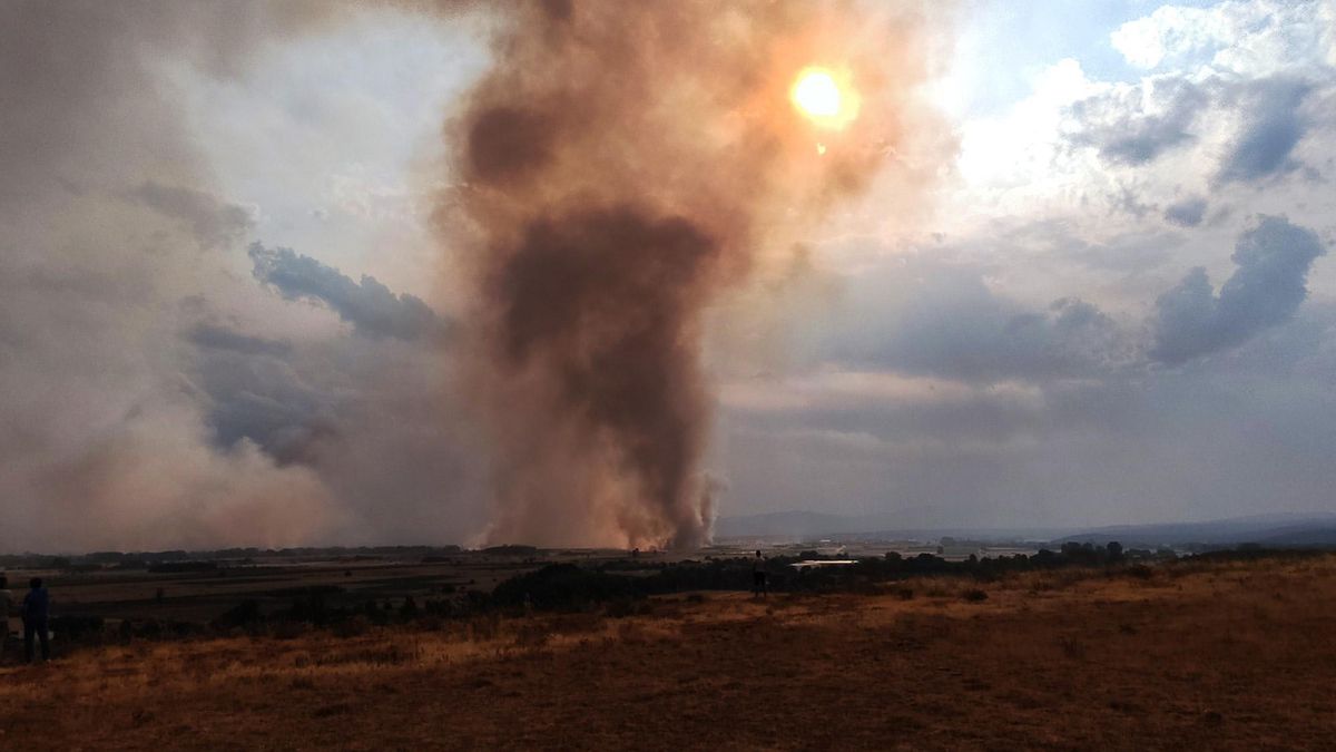 El humo de los incendios del Sur de León ocultaba el sol.