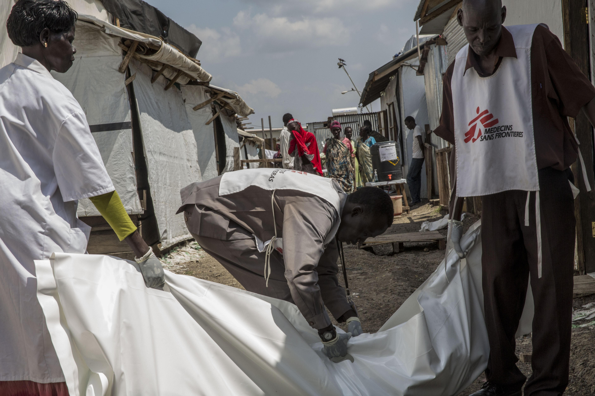 Entrada al hospital de MSF en el POC de Naciones Unidas en Malakal. El centro cuenta con 50 camas y una unidad de urgencias. Desde junio, el número de consultas médicas atendidas semanalmente por MSF se ha triplicado con creces y, en el caso de las atenciones a niños menores de 5 años, los más vulnerables en estas condiciones, se ha multiplicado por cinco. Fotografía: Anna Surinyach/MSF