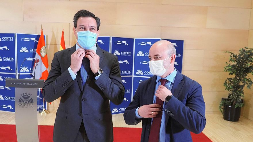 El portavoz parlamentario del PP en las Cortes de Castilla y León, Raúl de la Hoz (iz), y su homólogo de Ciudadanos, David Castaño, dan una rueda de prensa conjunta este miércoles en Valladolid. EFE/R. García