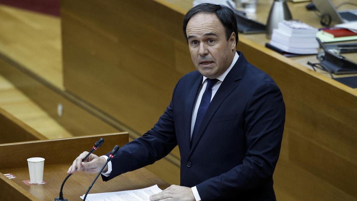 El candidat del PP, Juanfran Pérez Llorca, durant la seua intervenció en el ple d'investidura.