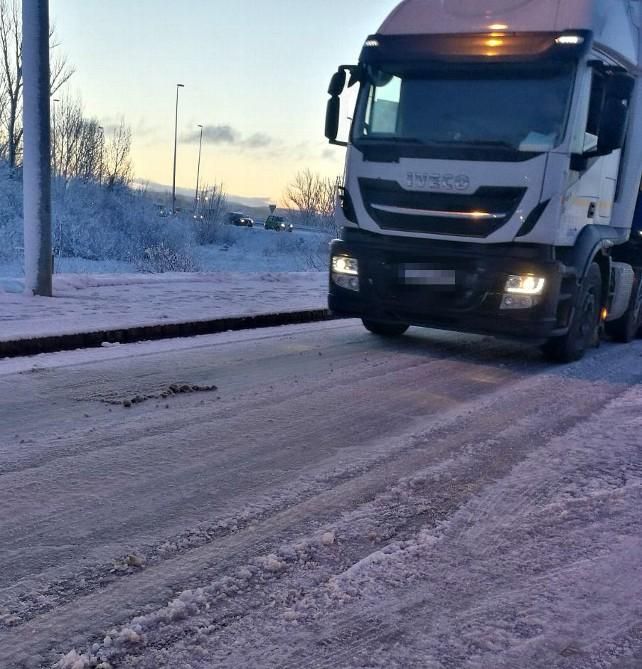 Carretera de los Agustinos. Trobajo del Camino - León. Nieve helada en la carretera.