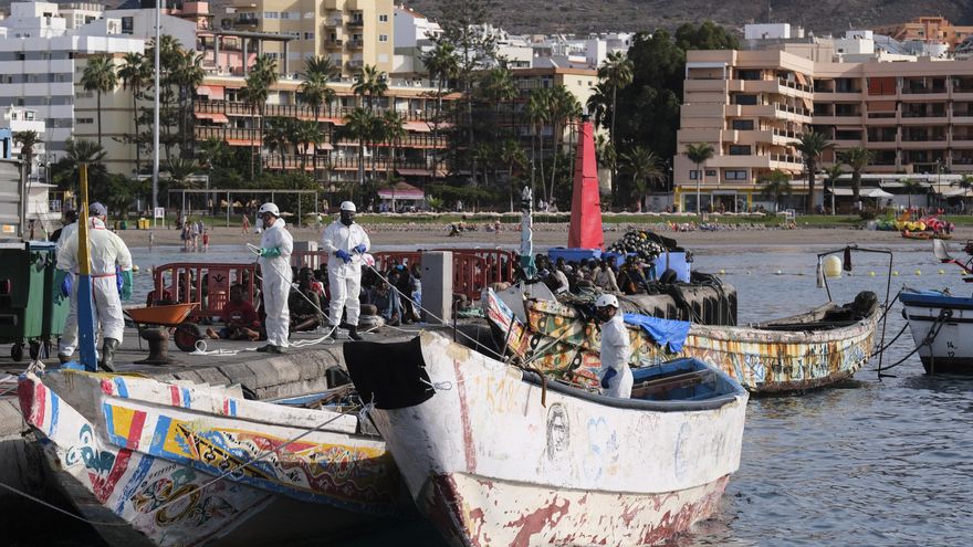 Más de 90 personas llegan a Tenerife en un cayuco que se hundió al llegar al puerto