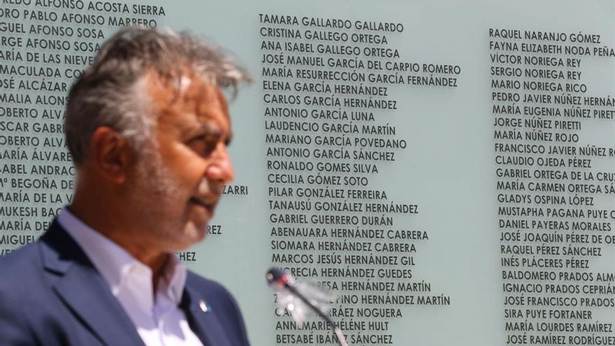 El presidente del Gobierno de Canarias, Ángel Víctor Torres, durante el acto de homenaje a las víctimas del accidente del avión de Spanair en el aeropuerto de Madrid-Barajas.