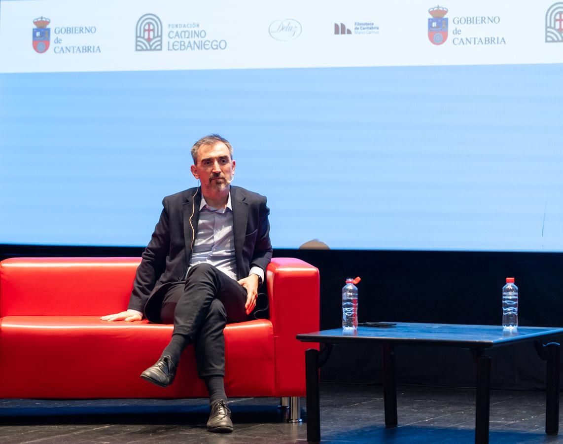 Ignacio Escolar escucha las preguntas que le trasladan los lectores y lectoras de elDiario.es.