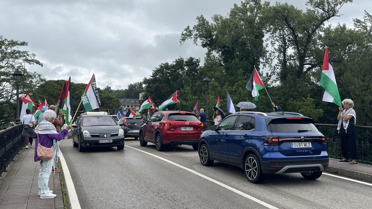 Varios colectivos protestan en Puente San Miguel durante la celebración del Día de las Instituciones