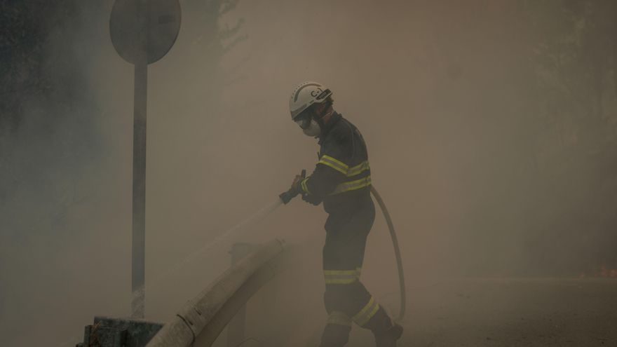 Un bombero forestal realiza labores de extinción en el incendio de O Barco de Valdeorras (Ourense).
