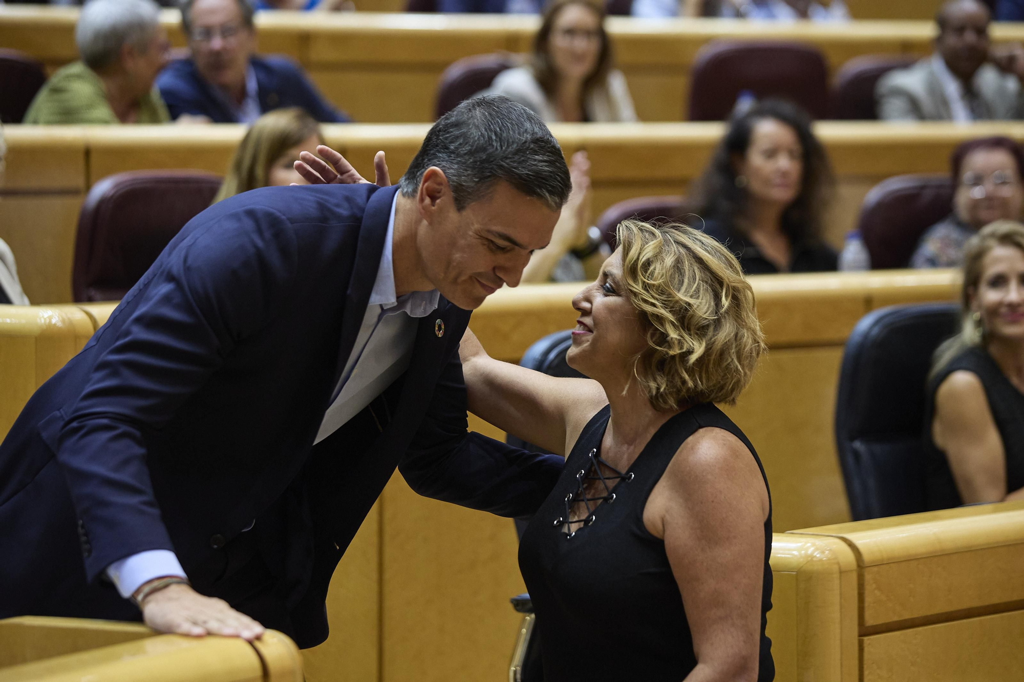 Sánchez saluda a Susana Díaz en un pleno del Senado en 2022.