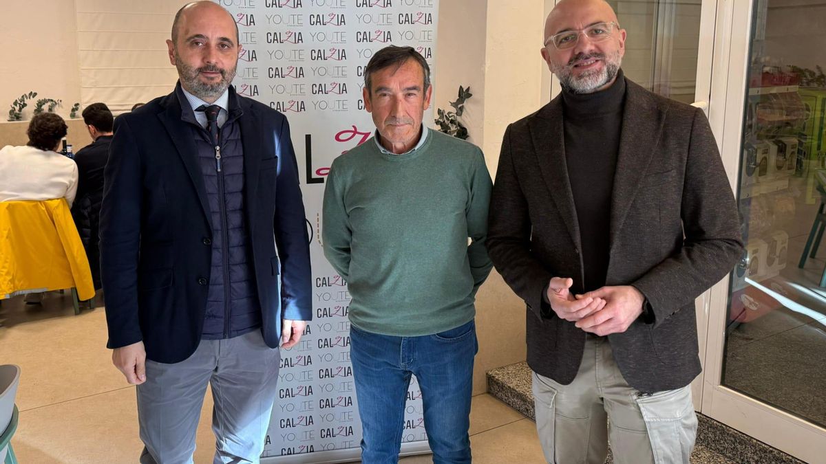 El director del Info, Joaquín Gómez, mantuvo hoy una reunión con Calzia, asociación regional del calzado, para revisar el avance de la Estrategia Regional del Calzado y la Moda y coordinar el plan de acciones de promoción exterior previsto para 2026