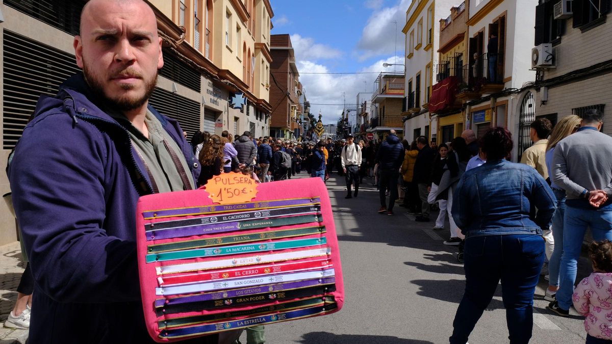 Pulseras de las hermandades a la venta a la salida del Cerro