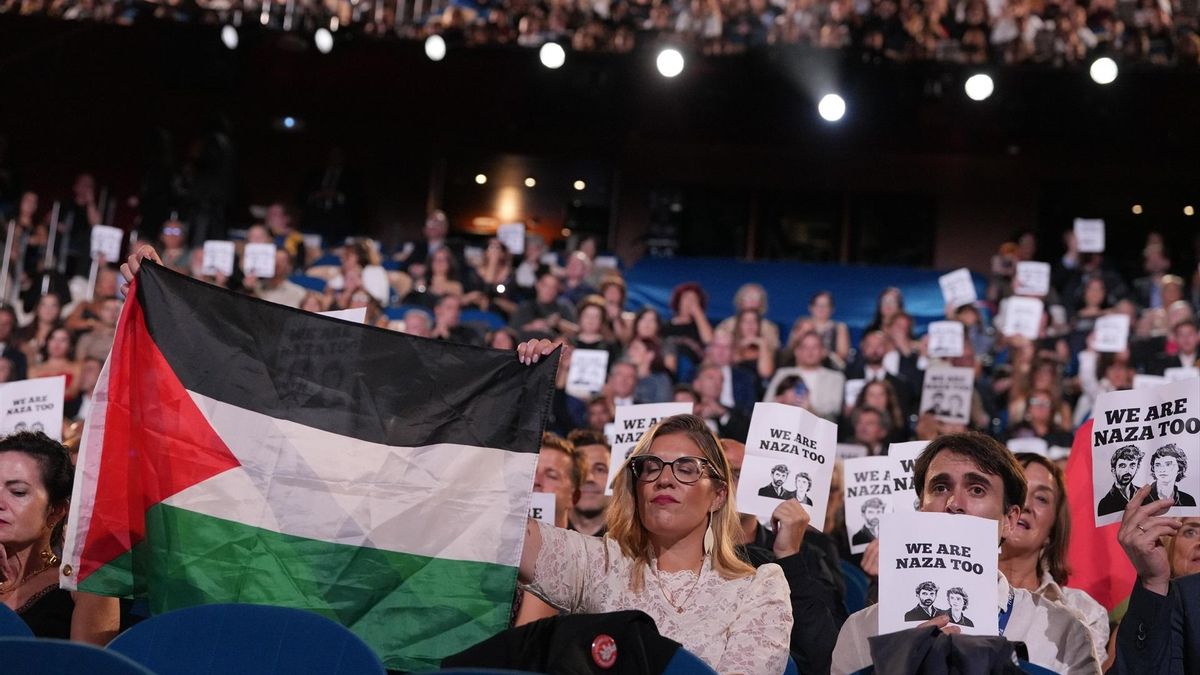 El público del Kursaal muestra banderas palestinas y carteles en apoyo de los directores de 'Naza'
