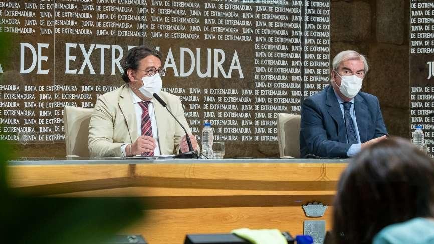 El consejero de Sanidad y Políticas Sociales, José María Vergeles (i), este viernes en Mérida