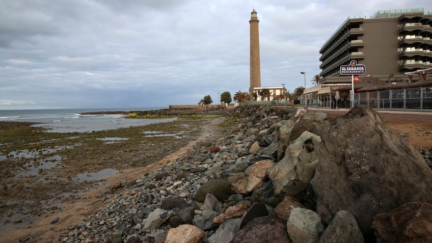 Escollera ubicada en una parte de la playa de Maspalomas, frente al restaurante El Senador y el centro comercial Oasias.