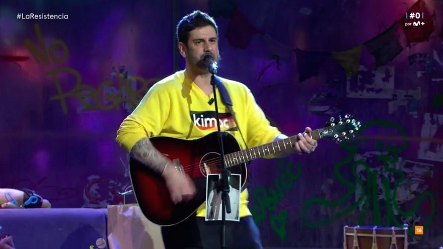 Melendi cantó en 'La Resistencia' su nuevo tema y se olvidó de la letra: "No me acuerdo de qué estoy cantando"
