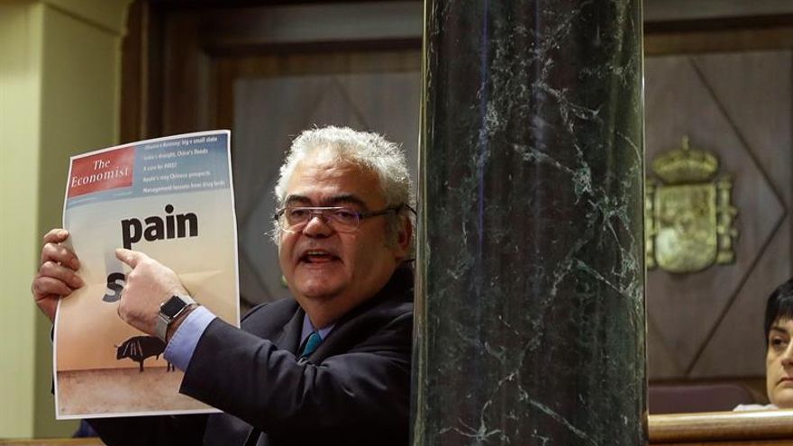 Un diputado del PDeCat muestra una portada de 2012 como si fuera del 2-O