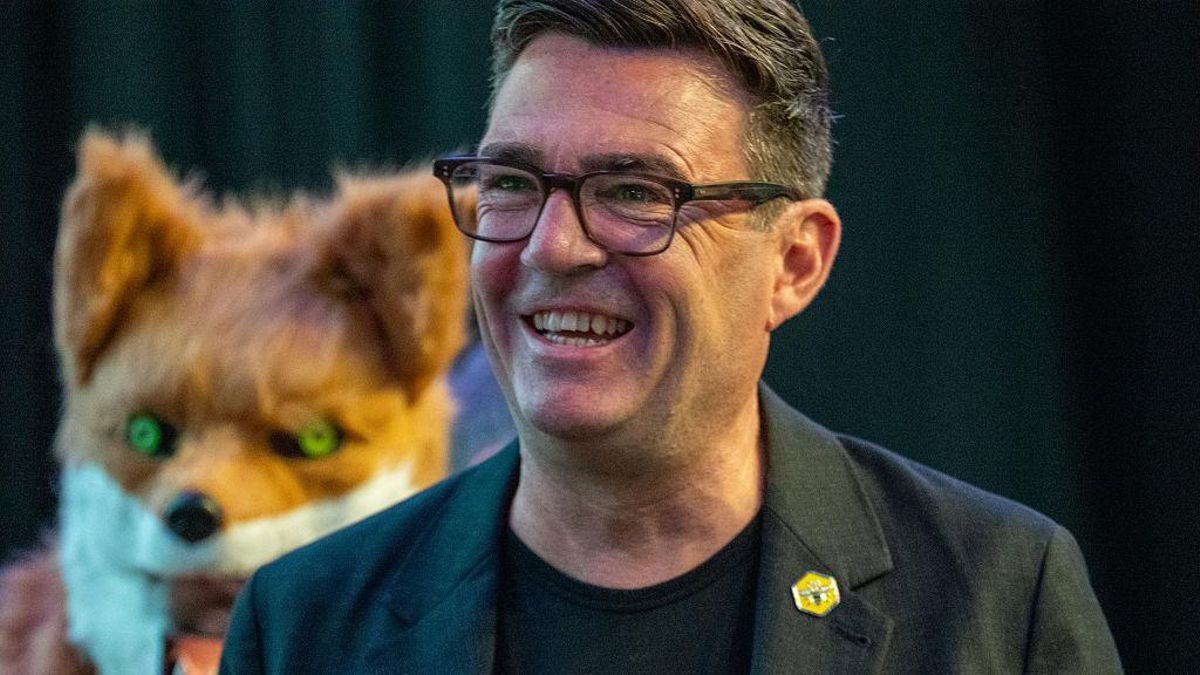 Quién es Andy Burnham, el favorito para suceder a Starmer como primer ministro del Reino Unido El hasta ahora alcalde de Manchester tiene una agenda parecida a la de Keir Starmer, pero se presenta como alguien más dispuesto a nacionalizar los servicios públicos y es célebre por su don de gentesKeir Starmer anunciará su dimisión como primer ministro del Reino Unido este lunes, según varios medios
        Andy Burnham suele contar que su carrera cambió el 15 de abril de 2009. El momento iluminador sucedió en Anfield, el estadio del Liverpool. Entonces era ministro de Cultura y Deportes del Gobierno laborista de Gordon Brown y aceptó dar un discurso en una ceremonia de recuerdo a las víctimas de la avalancha durante una semifinal de la Copa de Inglaterra en 1989 en el estadio Hillsborough en la que murieron 96 personas y más de 700 resultaron heridas. 
    
        Burnham apenas había empezado a hablar en el podio cuando miles de personas empezaron a gritar contra el Gobierno: ¡Queremos justicia! El único intento de investigación lo había parado unos años antes el ministro del Interior. Los ánimos se calmaron cuando Burnham, que nació hace 56 años cerca de Liverpool y es hincha del Everton, empezó a contar sus propios recuerdos traumáticos mientras estaba en la otra semifinal que se jugaba ese día. Dijo que la avalancha era un desastre provocado por errores humanos y se comprometió a reabrir la investigación aunque no era entonces la política oficial de su Gobierno.
    
        Gordon Brown vio el discurso y le pidió que hablara de la tragedia al día siguiente en la reunión de gabinete. Pese a las reticencias de algunos ministros, Brown apoyó a Burnham y dio luz verde a los primeros pasos para investigar y asumir responsabilidades: Vamos a apoyar a Andy en esto, dijo el primer ministro, según Burnham. Cuando recuerdo ese momento siempre se me saltan las lágrimas, escribe Burnham en su libro Head North, escrito a medias con el alcalde de Liverpool.
    
        Pero, aunque ahí empezó un camino largo para la investigación y compensación de las familias, Burnham tenía clara la pasividad durante años de la burbuja de Westminster contra las penas del norte de Inglaterra.
    
        Siempre digo que di mis primeros pasos para salir de Westminster el 15 de abril de 2009, escribe. Aunque pasaron otros ocho años hasta que por fin me fui, las cosas nunca fueron iguales desde aquel día. Había experimentado cómo nuestro sistema político le falla a la gente de una manera muy personal y, desde 2009, me convencí de que solo se podía arreglar con un cambio radical.
    El regreso
        Burnham vuelve ahora al Parlamento tras ganar por goleada el escaño de Makerfield, un distrito entre Manchester y Liverpool. El diputado que ocupaba el sitio dimitió en mayo para que él pudiera presentarse a unas elecciones especiales y así presentarse a líder del Partido Laborista y, si gana las primarias, relevar a Keir Starmer como primer ministro. Solo los diputados pueden ser candidatos a liderar el partido.
    
        El laborista que ocupaba hasta ahora el escaño lo ganó por 5.000 votos en 2024, pero el distrito tira ahora hacia la ascendente extrema derecha de Nigel Farage. Está en una zona donde más del 60 del electorado votó en 2016 a favor del Brexit, y el 7 de mayo, en Wigan, la localidad más grande de la zona, Reform ganó a los laboristas 24 de los 25 concejales en disputa. Aun así, Burnham ganó el jueves pasado por más de 20 puntos.
    
        Si gana, será por la lealtad personal hacia él, explicaba unos días antes de las elecciones a elDiario.es Deborah Mattison, estratega veterana del Partido Laborista, autora de un libro sobre los votantes laboristas que perdió el partido a favor de los conservadores de Boris Johnson y ahora de Reform y durante un tiempo asesora de Starmer.
    
        El fuerte de Burnham, según coinciden las personas de la zona entrevistadas por elDiario.es, es que es una persona a la que le gusta la gente. En cuanto se pregunta por el alcalde, hay anécdotas de cómo se acercó a alguien de manera espontánea o se interesó por una causa que no le reportaba especial beneficio en ese momento. El alcalde es retratado a menudo como alguien dispuesto a escuchar.
    
        Burnham es el más popular de los aspirantes entre la población general y la base laborista, pero su popularidad ha bajado desde que anunció que se presentaba al escaño que le permitiría retar a Starmer como primer ministro. Ahora, más del 40 de la población general tiene una opinión desfavorable sobre él frente al 30 que la tiene favorable, según una encuesta de YouGov unos días antes de las elecciones de Makerfield.
    
        Este lunes, Burnham vuelve al Parlamento británico una década después de dejarlo para presentarse a alcalde de Manchester. Cuando se marchó, lo hizo con pocas ganas de volver. Sus años en Londres en los años 90 empezaron con emoción como un joven periodista –escribía en una publicación especializada en contenedores– que logró su sueño de pasarse a la política y ser diputado. Pero acabaron en decepción. Su experiencia familiar más humilde, sus estudios de lengua y literatura –sabe más de poesía que de leyes– y su origen le distanciaban de muchos de sus colegas.
    El Brexit y la burbuja
        Burnham había entrado en el Parlamento con 31 años y había empezado a servir como miembro del Gobierno con 38. Cuando decidió abandonar su escaño para competir por la alcaldía de Manchester, en 2017, se había presentado sin éxito dos veces al liderazgo del Partido Laborista. La última, en 2015, había empezado como el favorito, pero había perdido contra Jeremy Corbyn, que para él representaba la élite del partido en Londres. 
    
        Keir Starmer, entonces diputado como él, apoyó a Burnham. En 2020, cuando el actual primer ministro se presentó a líder, el ya alcalde de Manchester dijo que no podía respaldarlo porque había dos competidoras del norte de Inglaterra. Starmer, según cuenta Tom Baldwin, su biógrafo, se quedó especialmente tocado porque confiaba en él y ambos habían conectado como outsiders de familia de clase trabajadora y aficionados al fútbol.
    
        
                                            






    
                                    
                
                                                                                                                                        
                                                    
                                                
                                                                                                                        
                                                    
                                                
                                                                    
                                                    
                                                
                                    
                

                

            
            

            
            
                            
            
                El alcalde de Manchester, Andy Burnham, y el primer ministro británico, Keir Starmer, en una escuela de Ashton, a las afueras de Manchester, el 13 de abril de 2026, para promocionar un programa de desayunos gratis para escolares.                            
                                    
            
                
        Burnham, como Starmer, había hecho campaña para que el Reino Unido se quedara en la UE. El ahora alcalde se quejaba de que el mensaje oficial a favor de quedarse era demasiado económico y no transmitía un apego emocional. También lamentaba que apenas se hiciera campaña en las zonas más deprimidas y escépticas sobre la UE y sobre el Gobierno británico. Además, la visión de la UE como una conspiración capitalista que, según Burnham, representaba Corbyn ayudó a la victoria del Brexit.
    
        La salida del Reino Unido de la UE es una de las catástrofes de la última década, según el alcalde. Los cuatro jinetes del apocalipsis del Reino Unido son hoy desregulación, privatización, austeridad y Brexit, dijo Burnham en un discurso en enero.
    
        El Brexit fue, según él, una reacción a un sistema que gira alrededor de Londres. Pone como ejemplo el tren de alta velocidad que iba a unir Londres y Manchester, y que ha acumulado retrasos y sobrecostes. Burnham critica a los políticos por priorizar que los vecinos del condado de Buckingham, en el sur rico de Inglaterra, no vieran pasar el tren y proteger una supuesta colonia de murciélagos. Se refiere al tren de alta velocidad que sigue sin terminar y ahora llegará solo a Birmingham, más lento y más caro.
    
        Desde siempre, Westminster nos trata a la gente del norte como ciudadanos de segunda clase, escribe Burnham. No creo que el voto del Brexit fuera una declaración limitada a la UE o la inmigración. Para mí, fue un grito más profundo de enfado contra Westminster y Bruselas.
    El manchesterismo
        De vuelta a Manchester, Burnham encontró su trabajo a medida. Es alcalde de un gran ayuntamiento que incluye las afueras de la ciudad, con más de tres millones de habitantes. La prensa lo empezó a llamar el rey del norte. 
    
        Nunca se había mudado del todo a Londres. Su esposa, Marie-France Van Heel, una ejecutiva de marketing holandesa que conoció en la Universidad de Cambridge, se había quedado en Manchester con sus tres hijos. Burnham dice que solo sentía felicidad cuando volvía los fines de semana a casa.
    
        Como alcalde de Manchester, impulsó consolidó cambios que ya estaban en marcha, pero él consiguió culminar, en particular la toma del control público de la red de autobuses. Aquí empezó a desarrollar lo que a él le gusta llamar el manchesterismo. Era un término despreciativo utilizado por Friedrich Engels para referirse al foco de los sindicatos de Manchester en limitar las jornadas laborales, prohibir la explotación infantil y subir los salarios en lugar de apuntar a una revolución total. Para Burnham, el manchesterismo es socialismo que mantiene buenas relaciones con las empresas privadas. Lo esencial, según él, es el control público de los servicios esenciales, como el agua, la luz, el transporte y también la vivienda.
    
        En una entrevista en septiembre del año pasado con la revista New Statesman, describía sus ideas como deshacer los años 80, en referencia a las políticas de Margaret Thatcher de privatización dando el monopolio de los servicios a unos pocos en medio del hundimiento del centro y el norte de Inglaterra. Su propio padre lo había visto de cerca como empleado del servicio de correos y no estaba de acuerdo con algo decidido por gente que descorchaba botellas de champán en la City de Londres.
    
        El control público lo es todo, dice Burnham, que cuenta su buena experiencia reduciendo costes y aumentando las rutas de autobús en Manchester. El alcalde habla de las empresas de agua y de trenes, que el Gobierno Starmer ya está nacionalizando, pero también insiste en la vivienda: Si no tienes el control de la vivienda, no tienes el control de los costes que está afrontando el país… Hemos perdido el control de las cosas básicas de la vida. 
    
        Una de las recetas de Burnham es dejar que las regiones y los ayuntamientos gestionen el dinero y los servicios frente al actual modelo, todavía muy centralizado. También cree que el Estado podría pedir más prestado y flexibilizar sus reglas fiscales, por ejemplo para aumentar el gasto en defensa sin recortar ayudas sociales. La brecha entre el norte y el sur del país cree que es la explicación de casi todos los males británicos. 
    De alcalde a ¿primer ministro?
        Su gestión en Manchester ha logrado algunos éxitos, como el crecimiento económico por encima de la media del país, pero también ha fallado en otros aspectos, como la reducción de la pobreza extrema. Después de su elección como alcalde en 2017, Burnham logró bajar el número de personas que dormían en la calle con su compromiso de dar más alojamientos públicos, pero en los últimos cuatro años el número de personas sin hogar ha vuelto a subir. El número de personas que duermen en la calle se ha doblado desde 2021 y ya es casi igual que cuando Burnham llegó al poder.
    
        Joshi Herrmann, director de The Mill, un pequeño medio independiente de Manchester, explica que el éxito que vende Burnham tiene muchos límites, entre otros que no es solo obra suya y que no se ha extendido más allá del centro de la ciudad.
    
        Le gusta hacer cosas grandes, pero no le gusta hacer el tipo de preguntas incómodas que convierten las grandes ideas en políticas duraderas, escribe Herrmann.
    
        También cuestiona lo que Burnham ha bautizado como el manchesterismo y que el alcalde describe como un proyecto para que los servicios esenciales estén en manos públicas. Parte del crecimiento de Manchester se debe, en realidad, al modelo de proyectos público-privados impulsados desde Tony Blair y abrazados durante años por el Partido Conservador.
    
        Muchos le recuerdan que ser alcalde está muy lejos de ser primer ministro e incluso citan el precedente de Boris Johnson, que fue un alcalde de Londres relativamente competente y se estrelló como primer ministro. 
    
        La experiencia de Burnham en asuntos económicos y política exterior es limitada. Catherine West, la diputada laborista que empezó la rebelión el fin de semana empujando unas primarias, sugiere ahora que alguien como Burnham podría necesitar a Starmer de ministro de Exteriores. 
    
        Su posible ascenso ya ha puesto nerviosos a los mercados y este viernes seguía subiendo el coste de la deuda pública para el Reino Unido. Esa será una de las preguntas que tendrá que afrontar Burnham en su campaña ahora. 
    
        También su supuesta capacidad de adaptación al viento del momento. Le molesta que le llamen camaleón por haber pasado por todas las alas del partido y dice que su espíritu auténtico lo ha encontrado como alcalde de Manchester. Ahora Burnham, que en el pasado fue el candidato del centro o incluso de la derecha del partido, es el hombre de lo que en la jerga política del Reino Unido se llama izquierda blanda para diferenciarla de la izquierda dura de Corbyn o el Partido Verde. 
    
        Burnham cree que la prioridad ahora es derrotar sobre todo a la extrema derecha.
    
        En su libro, actualizado tras la victoria laborista en las elecciones generales de julio de 2024, Burnham alaba a Starmer y le agradece en especial la legislación para dar más competencias a las regiones o aumentar el escrutinio de las autoridades en caso de emergencia, con la llamada ley Hillsborough en recuerdo de la avalancha que marcó la carrera de Burnham. Pero también alerta de los riesgos del descontento ciudadano si no hay cambios pronto.
    
        El epílogo, escrito en noviembre de 2024, alerta del ascenso de la extrema derecha: Hay un riesgo de que el Reino unido pronto se parezca a Estados Unidos: un Gobierno progresista puede servir solo un mandato y ser reemplazado en 2029 por el más derechista que haya visto nunca el Reino Unido. 
    